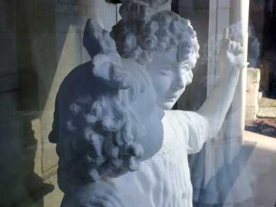 L�opera si trova in quel punto da quasi cento anni e simbolicamente rappresenta Ninetta che domanda a sua sorella maggiore dove stanno andando, con quest�ultima che le indica l�aldil�
